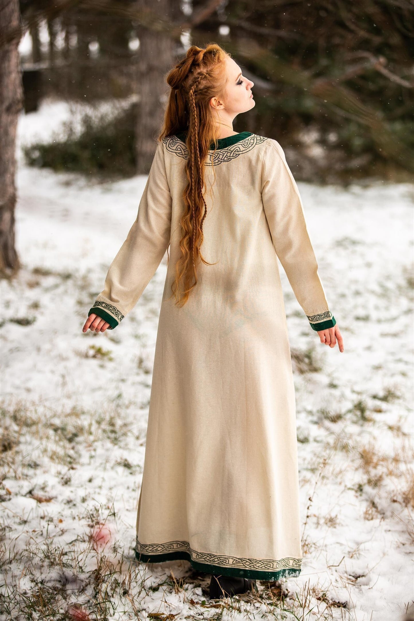 Wikingerkleid mit Handstickerei Natur/Grün