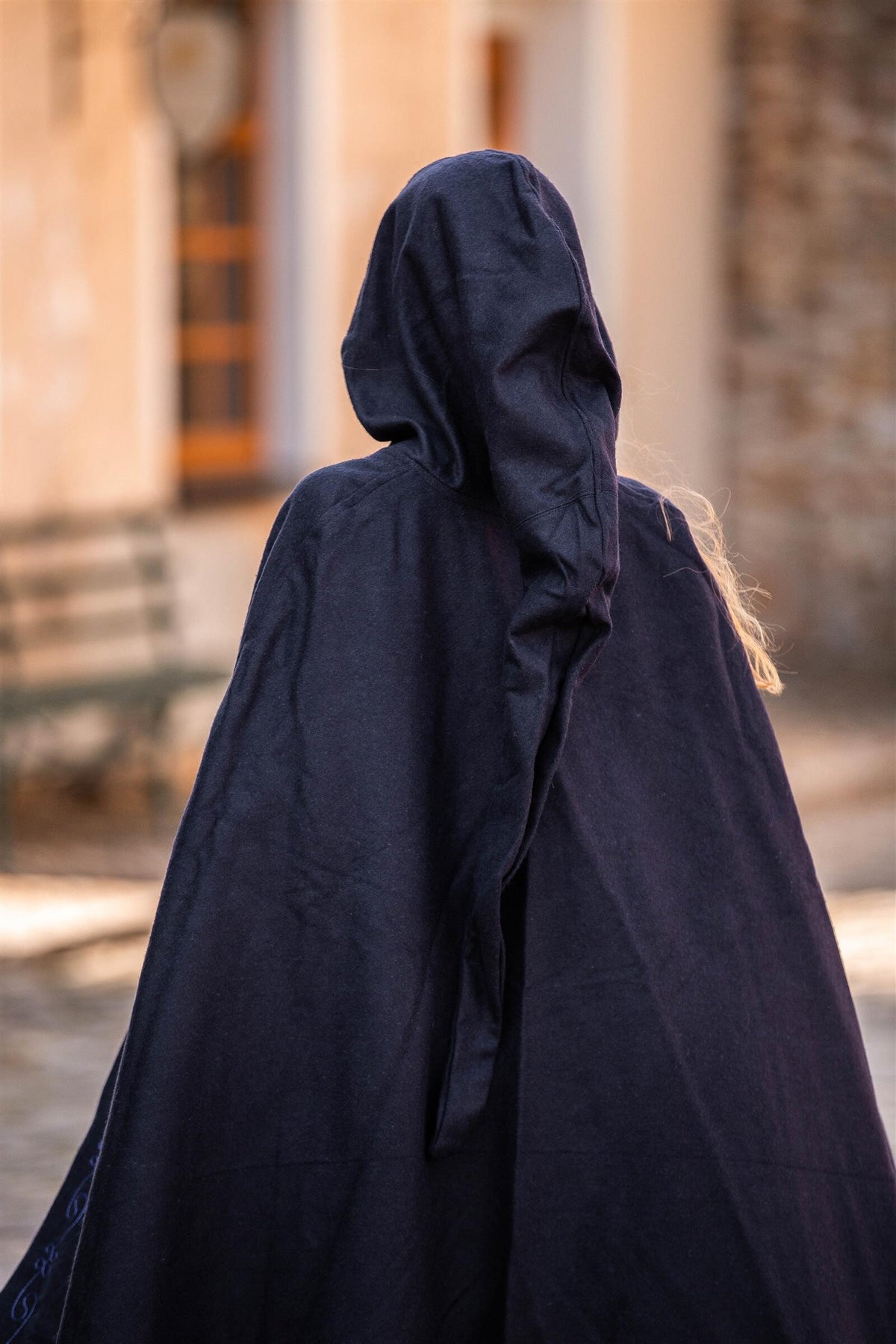 Mittelalter Wollumhang mit großzügiger Stoffweite und langer Kapuze